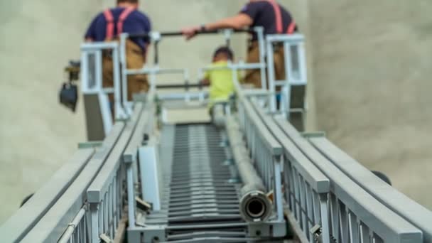 Asansörde Iki Itfaiyeci Itfaiye Merdiveni Yükseliyorlar — Stok video