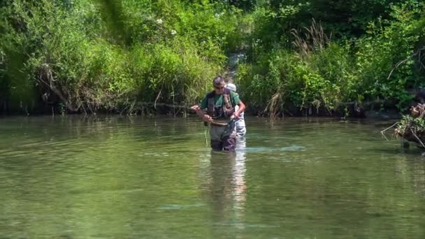 Dos Hombres Están Pie Agua Están Pescando Día Caluroso Verano — Vídeos de Stock