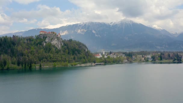 Metraje Aéreo Superficie Del Agua Lago Bled Eslovenia — Vídeos de Stock