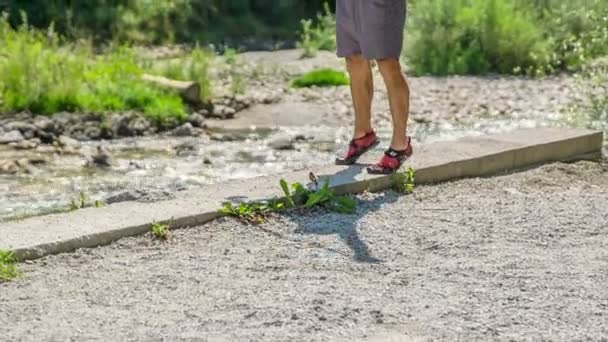 Metraje Hombre Maduro Corriendo Con Bastones Trekking Naturaleza — Vídeos de Stock