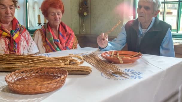 Hombre Mayor Está Escuchando Cuando Tres Damas Cantan Esto Está — Vídeo de stock