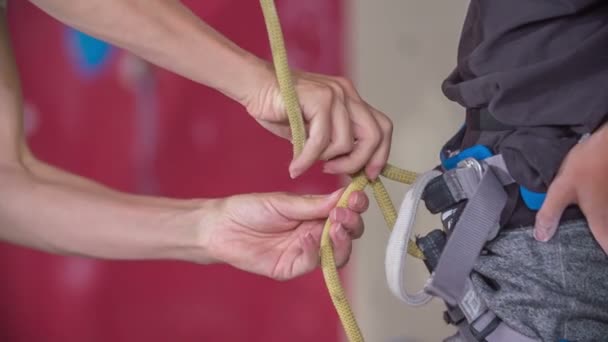 Teacher Helping Her Student Tie Knot Her Waist Safety Rope — Stock Video