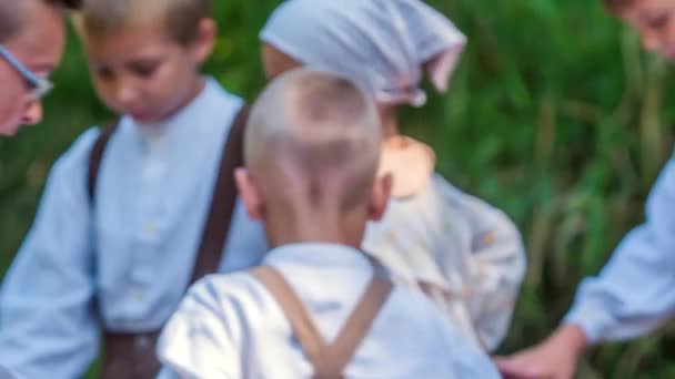 Anak Anak Yang Lucu Memegang Tangan Masing Masing Dan Menari — Stok Video