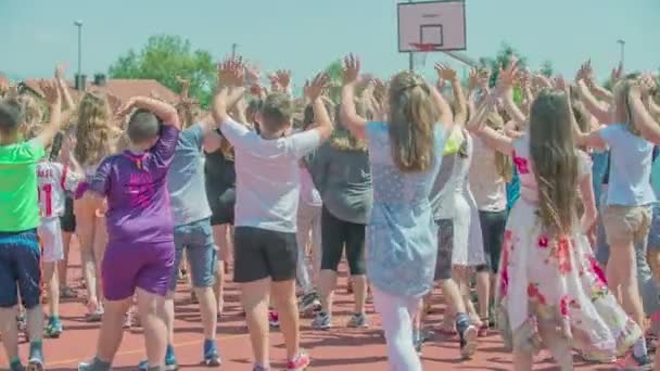 Griezelig Slovenië Juni 2017 Kinderen Staan Rode Sportfaciliteit Zwaaien Naar — Stockvideo