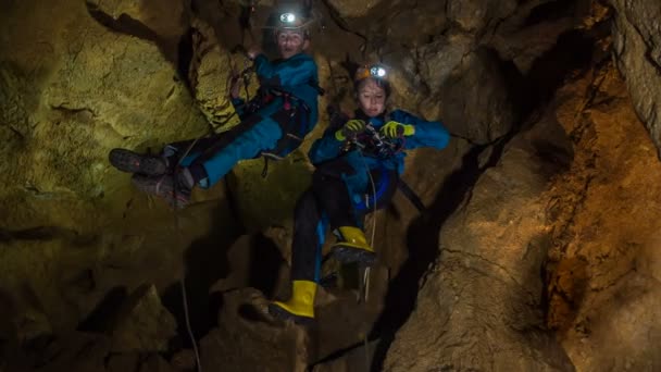 Imágenes Escaladores Están Escalando Cueva Con Equipo Especial — Vídeo de stock