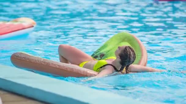 Domzale Slovenia Hazi Ran 2015 Genç Bir Kız Yüzme Havuzunda — Stok video