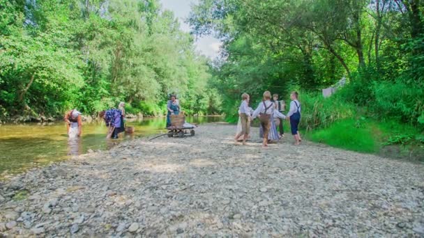 Una Bella Soleggiata Giornata Lungo Fiume Bambini Stanno Ballando — Video Stock