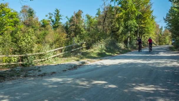 Mennesker Langsomt Ridning Deres Cykler Ned Bakke Smuk Dag – Stock-video