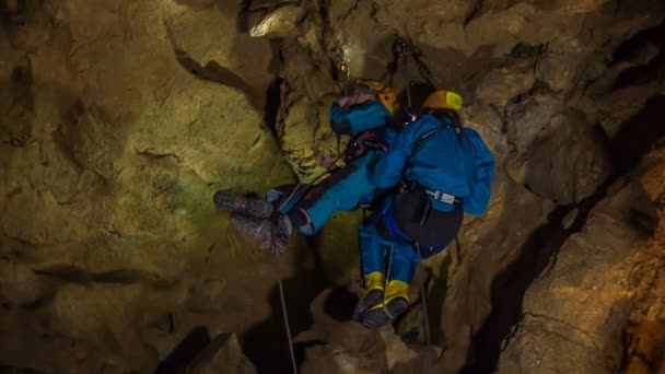 Fotografier Klättrare Klättring Grotta Med Särskild Utrustning — Stockvideo