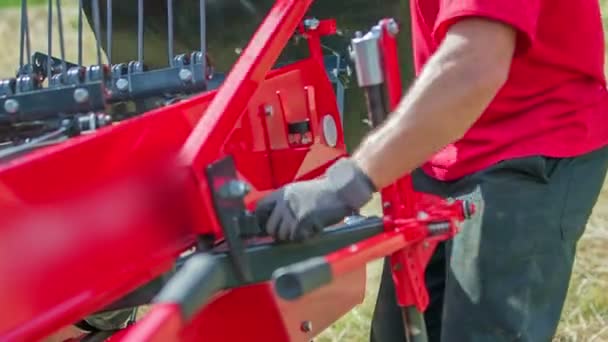 Mladý Farmář Otvírá Jednu Stranu Zemědělského Stroje Sobě Bezpečnostní Rukavice — Stock video