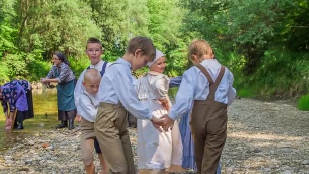 Volwassenen Werken Kinderen Spelen Met Elkaar Bij Rivier Zingen Dansen — Stockvideo