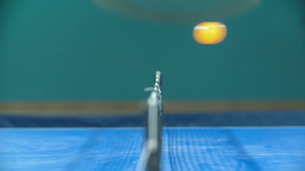 Ein Gelber Tischtennisball Berührt Das Netz Der Mitte Des Tisches — Stockvideo