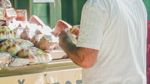 Este Anciano Está Comprando Pan Otros Pasteles Una Las Panaderías — Vídeo de stock