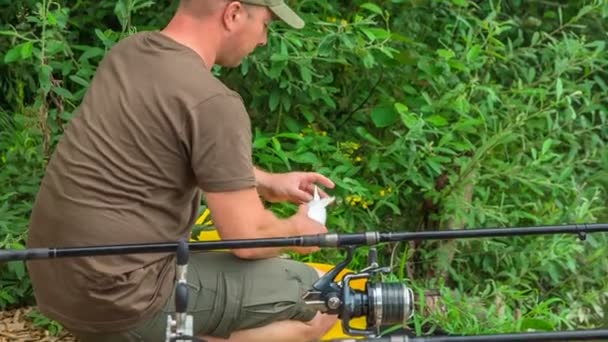 Pescador Sostiene Una Caña Pescar Anzuelo Sus Manos Pescar — Vídeos de Stock