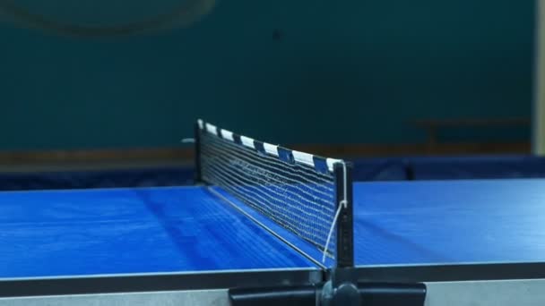 孩子们在学校体育馆打乒乓球 我们可以看到乒乓球比赛进行得很快 黄球也可以从桌子的一边移动到另一边 — 图库视频影像