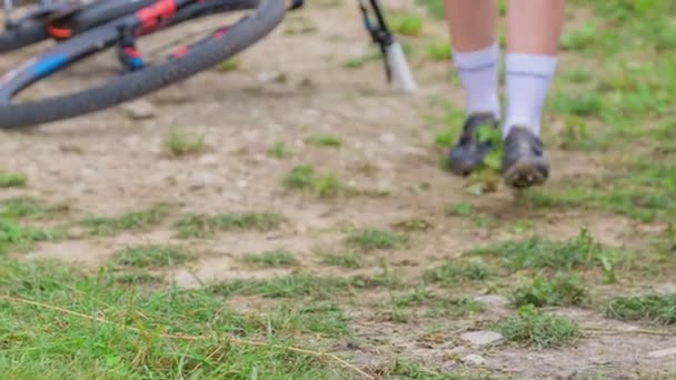 Ciclista Cayó Suelo Lastimó Rodilla Pero Sigue Sonriendo Bicicleta Enfrenta — Vídeo de stock