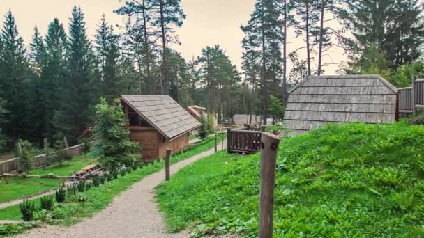 Małe Drewniane Domki Górach Trawa Jest Piękna Zielona — Wideo stockowe