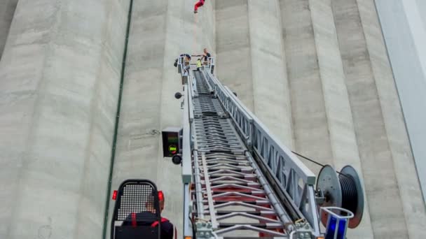 Una Escalera Mueve Lentamente Hacia Arriba Los Bomberos Rescatarán Una — Vídeo de stock