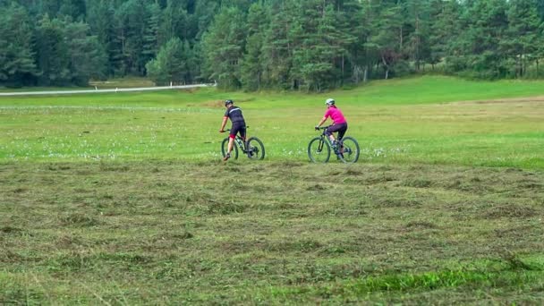 Egy Pár Lassan Abbahagyja Biciklizést Rét Közepén Leszállnak Mellettük Frissen — Stock videók