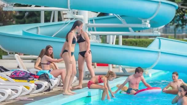 Domzale Slovénie Juin 2015 Les Adolescents Amusent Piscine Ils Plongent — Video