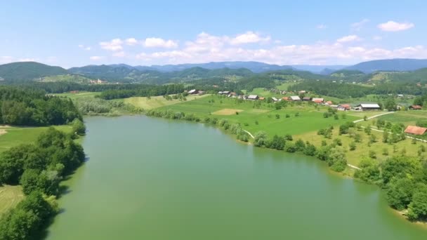 Pueblo Colinas Rodean Lago Bonito Día Verano Agua Magnífica — Vídeos de Stock