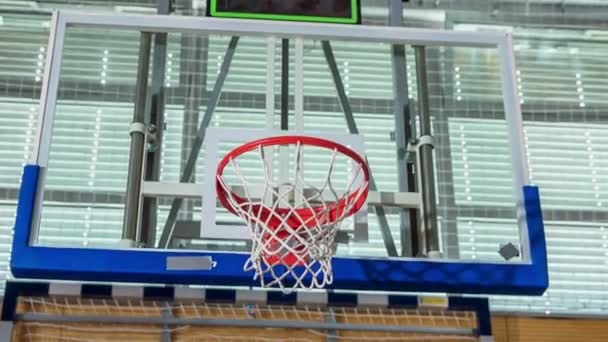 Alguém Atira Uma Bola Basquetebol Campo Escola Bola Atravessa Borda — Vídeo de Stock