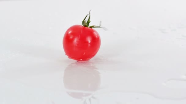 Tomat Med Pedicel Faller Ner Vattnet Ett Bord Köket — Stockvideo