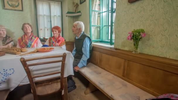 Czworo Starszych Ludzi Siedzi Przy Stole Starym Pokoju — Wideo stockowe
