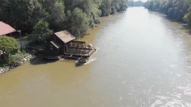 Güneşli Bir Günde Nehirdeki Eski Değirmeninin Hava Görüntüleri — Stok video