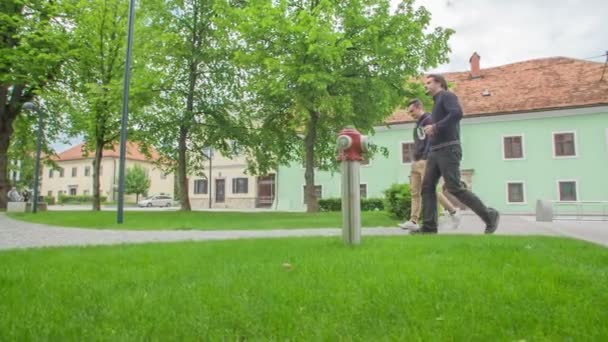Zalec Slovenia Juni 10Th 2017 Två Unga Killar Går Fram — Stockvideo