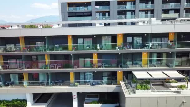 Повітряний Дрон Сучасного Будинку Гарними Балконами — стокове відео