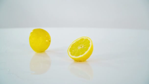 Limone Intero Cade Tavolo Divide Due Metà Acqua Sul Tavolo — Video Stock