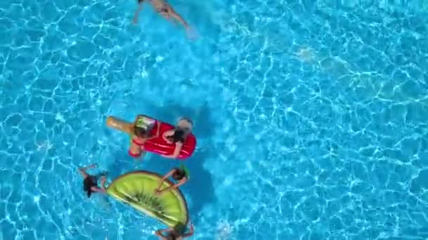 Domzale Slovenia 2015年6月 青少年带着两个不同的充气泳垫在游泳池里游泳 空中射击 今天是个炎热的夏天 — 图库视频影像