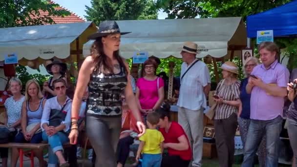 Gente Divirtiéndose Festival Sombreros Paja — Vídeos de Stock