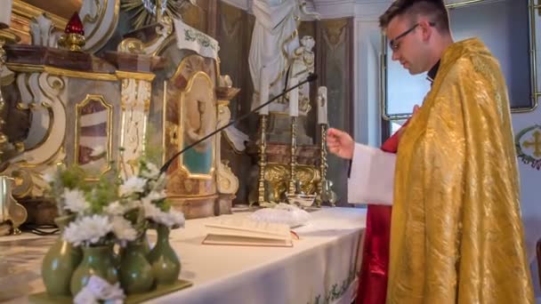 Domzale Eslovenia Julio 2018 Sacerdote Está Bendiciendo Una Biblia Sagrada — Vídeos de Stock