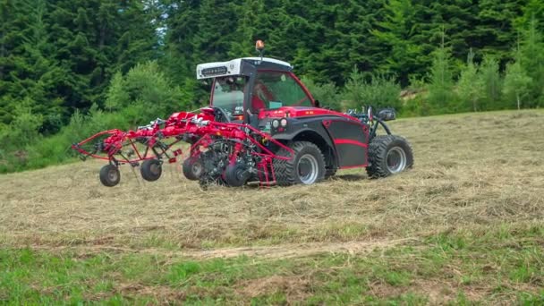 Solo Los Rastrillos Giratorios Mueven Pero Tractor Permanece Quieto Colina — Vídeo de stock