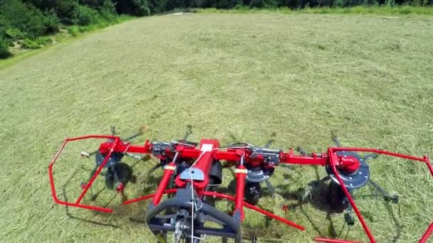 Traktor Jede Velkém Poli Pořezanou Trávou Táhne Sebou Zemědělské Stroje — Stock video