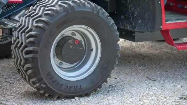 大红色拖拉机 我们还可以看到坚固的轮胎 汽车停在农场附近 — 图库视频影像