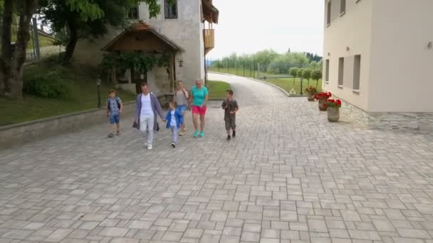 Dorosły Kilkoro Dzieci Spacerują Razem Wielkim Podwórku — Wideo stockowe