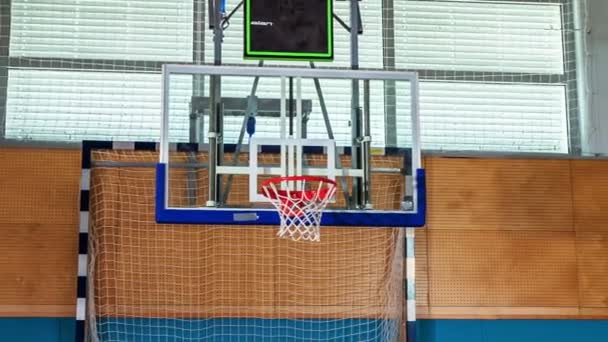 Baloncesto Cae Suavemente Través Del Aro Jóvenes Estudiantes Están Jugando — Vídeos de Stock