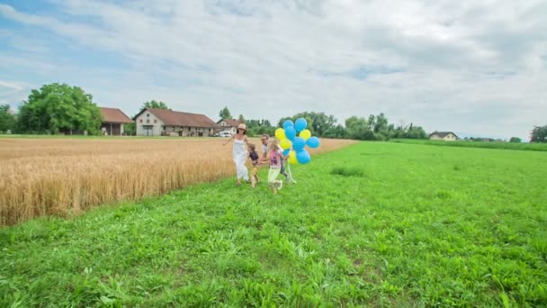 Genç Bir Aile Yeşil Alanda Gerçekten Hızlı Koşuyor Birlikte Zaman — Stok video