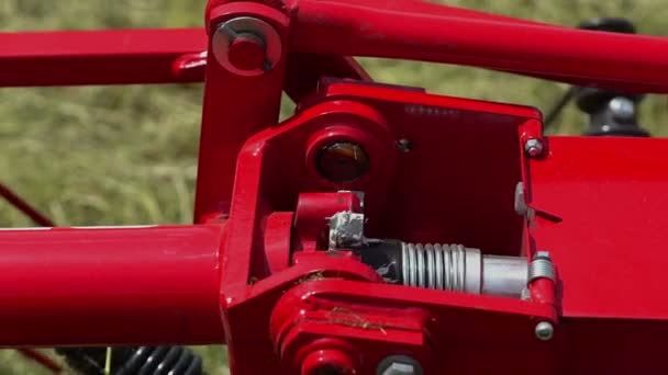 Agricultor Está Poniendo Tapa Una Parte Maquinaria Agrícola Roja Los — Vídeos de Stock