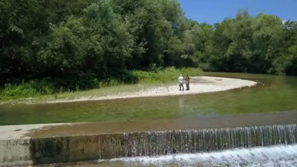 Luchtbeelden Van Een Kleine Waterval Zonnige Dag — Stockvideo