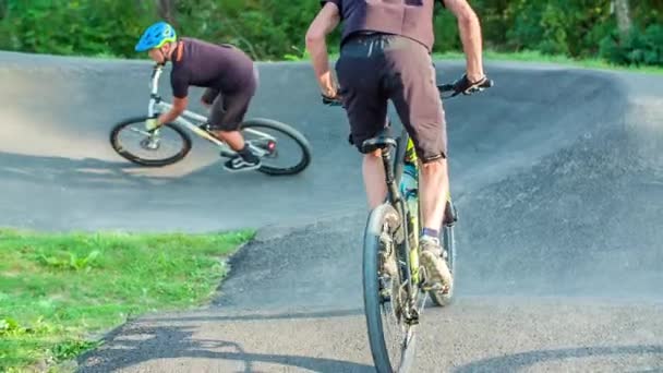Copiii Practică Ciclismul Teren Joacă Bicicleta Merg Bicicleta Unul După — Videoclip de stoc