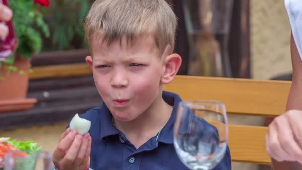 Een Kleine Jongen Eet Een Eiwit Hij Ziet Niet Opgewonden — Stockvideo