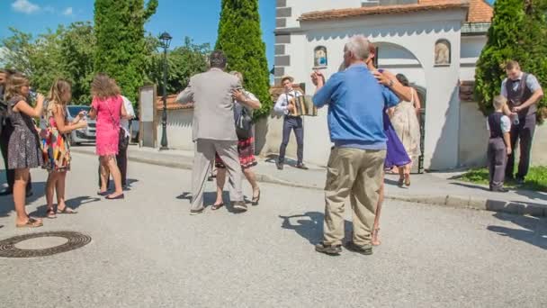 Domzale Slovenia July 2018快乐的婚礼来宾们正在跳舞庆祝一对年轻夫妇的爱情 — 图库视频影像