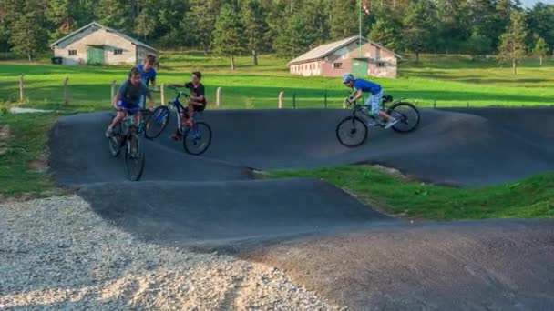 Młodzi Chłopcy Jeżdżą Rowerze Placu Zabaw Mają Sesję Treningową Pogoda — Wideo stockowe