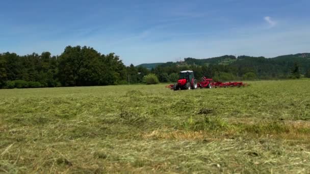 Nyáron Egy Nagy Traktor Szénát Készít Füves Mezőn Van Egy — Stock videók
