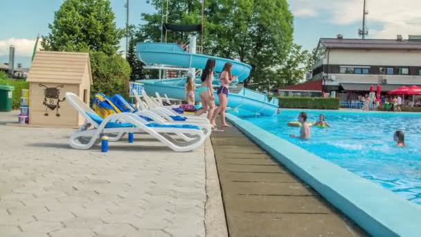 Domzale Slovénie Juin 2015 Les Filles Éclaboussent Leurs Amis Qui — Video