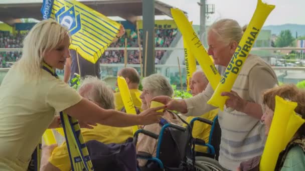 Domzale Slowenien Mai 2018 Senioren Fans Unterstützen Ihre Lieblings Fußballmannschaft — Stockvideo